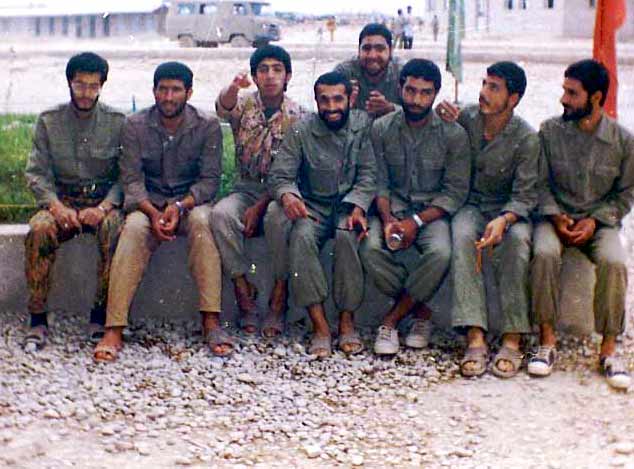شهید پوراحمد و برادر جانباز علی شیری در جمع چند رزمنده دیگر
