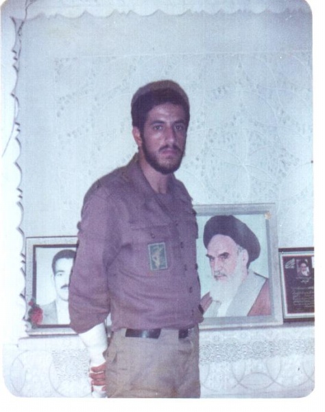 شهید با دست مجروح در منزل پدری
